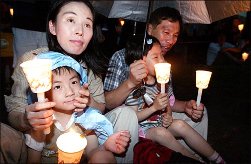 서울 독산동에 사는 박원식씨는 부인과 두 자녀를 데리고 김선일씨의 무사귀환을 염원하며 22일 광화문 촛불집회에 참석했다. 